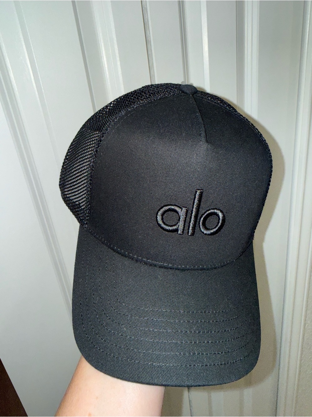 ALO Yoga Men’s Black Embroidered Trucker Hat